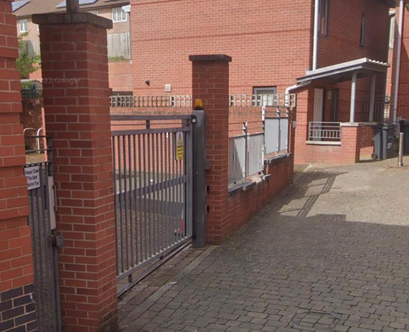 Parkcentral Centre - Near Chinatown - Private Gated Free Parking Birmingham